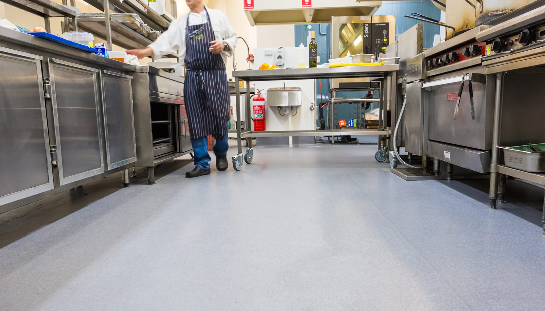 Aplicación de Pintura Epóxica en Pisos de Cocinas Industriales