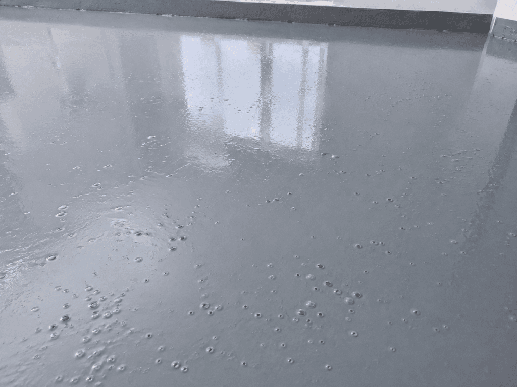 Por qué se forman burbujas en un piso epóxico recién aplicado (y cómo evitarlas)
