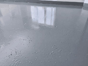 Por qué se forman burbujas en un piso epóxico recién aplicado (y cómo evitarlas)