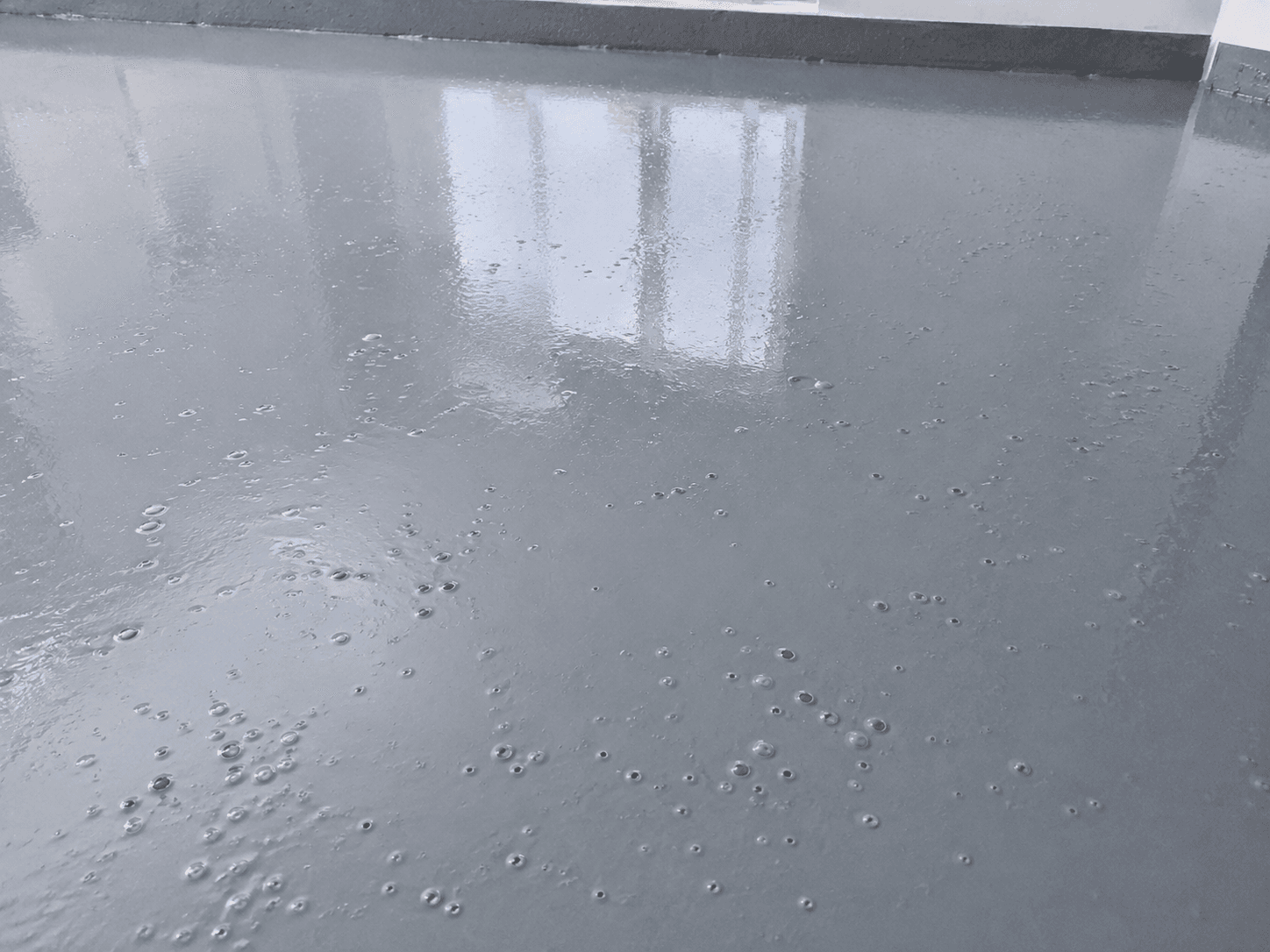 Por qué se forman burbujas en un piso epóxico recién aplicado (y cómo evitarlas)