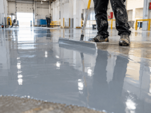 Pintura epóxica autonivelante o multicapa: cómo elegir el sistema según el uso del piso