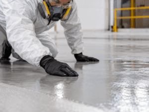 Pintura epóxica que no seca o queda pegajosa: causas y cómo corregirlo